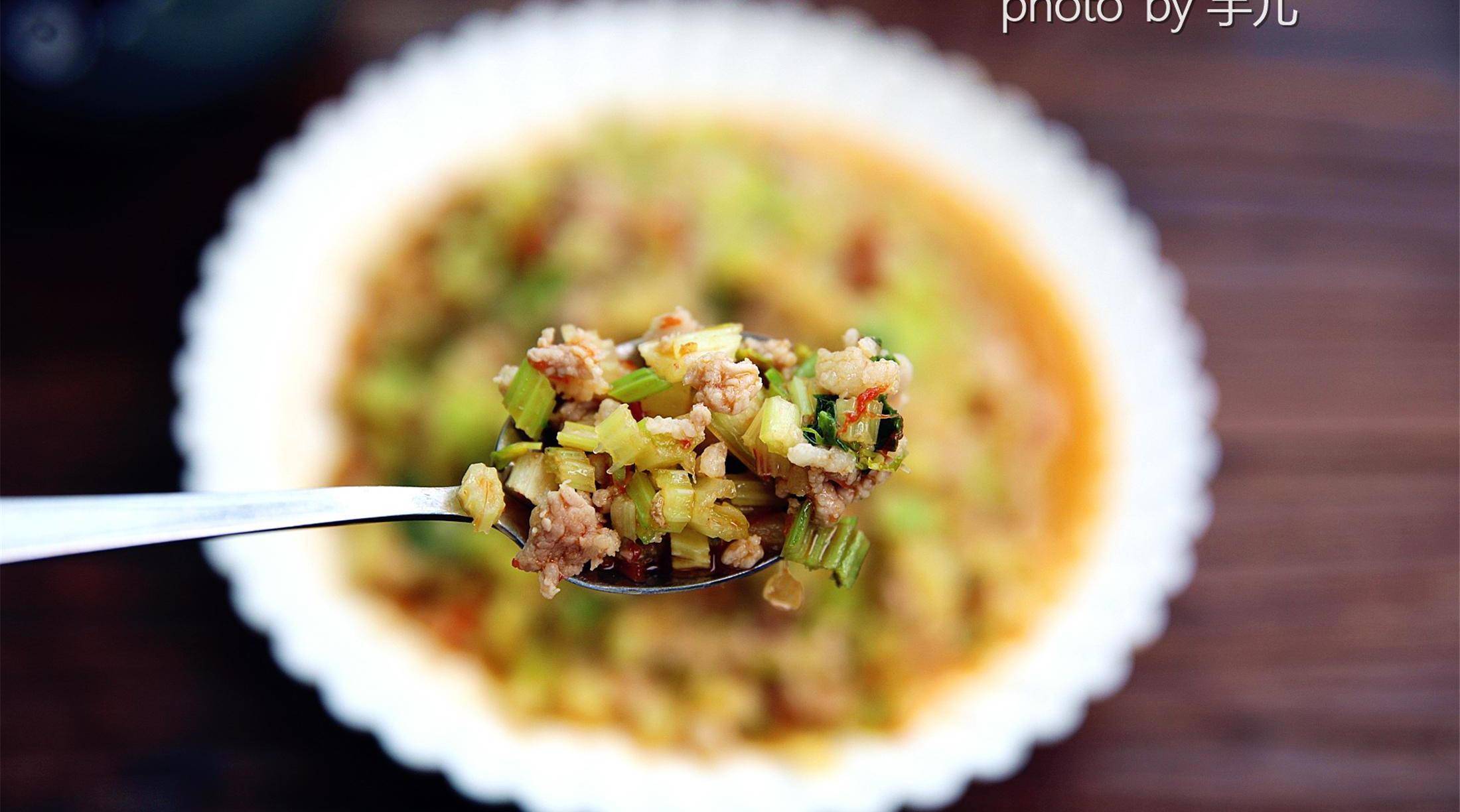 芹菜烂肉最好吃的做法,简单美味,上桌被疯抢,家人吃不够_两碗饭_都会