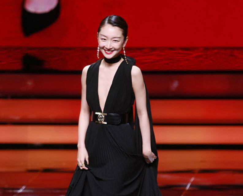 周冬雨穿深v长裙现身活动,视觉中国镜头堪比卸妆水!太真实了