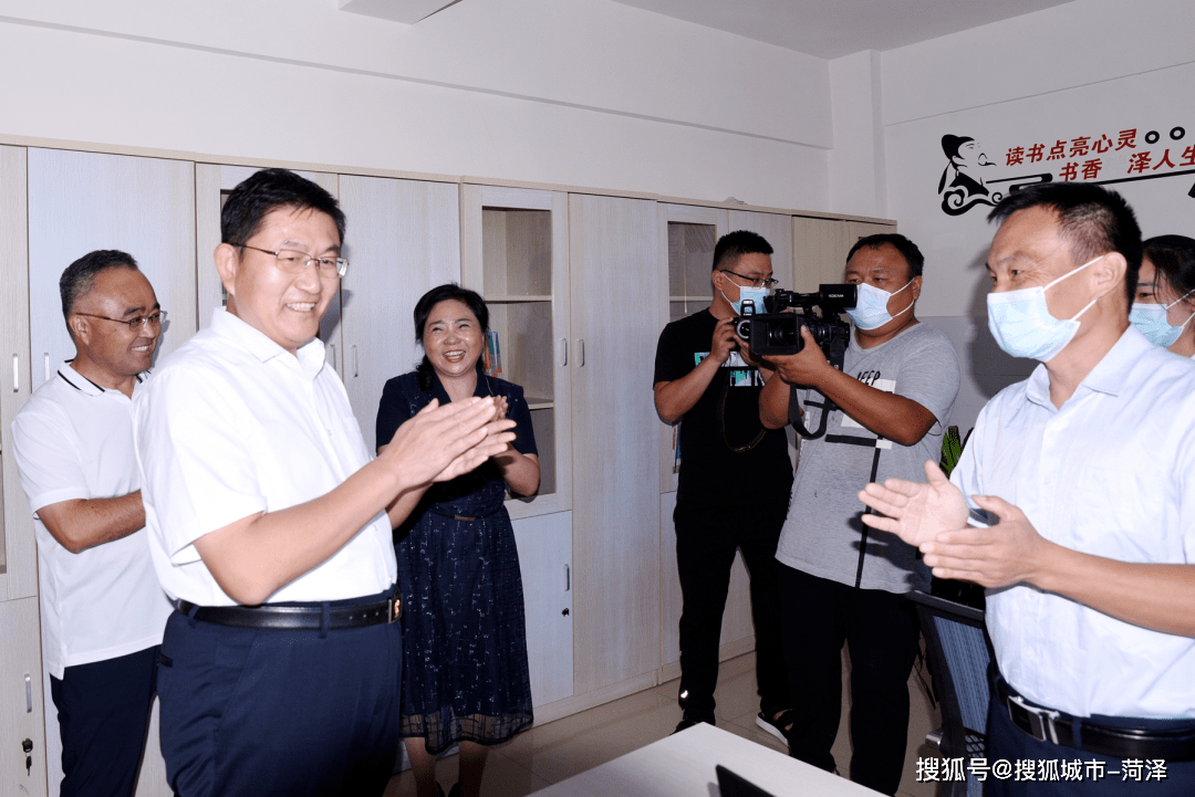 牡丹区委书记尹茂林开展教师节慰问活动