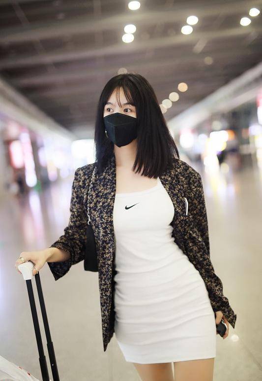 李菲儿好酷,蓝色长款t恤当裙子穿秀出大长腿,简洁清爽很时尚_身材