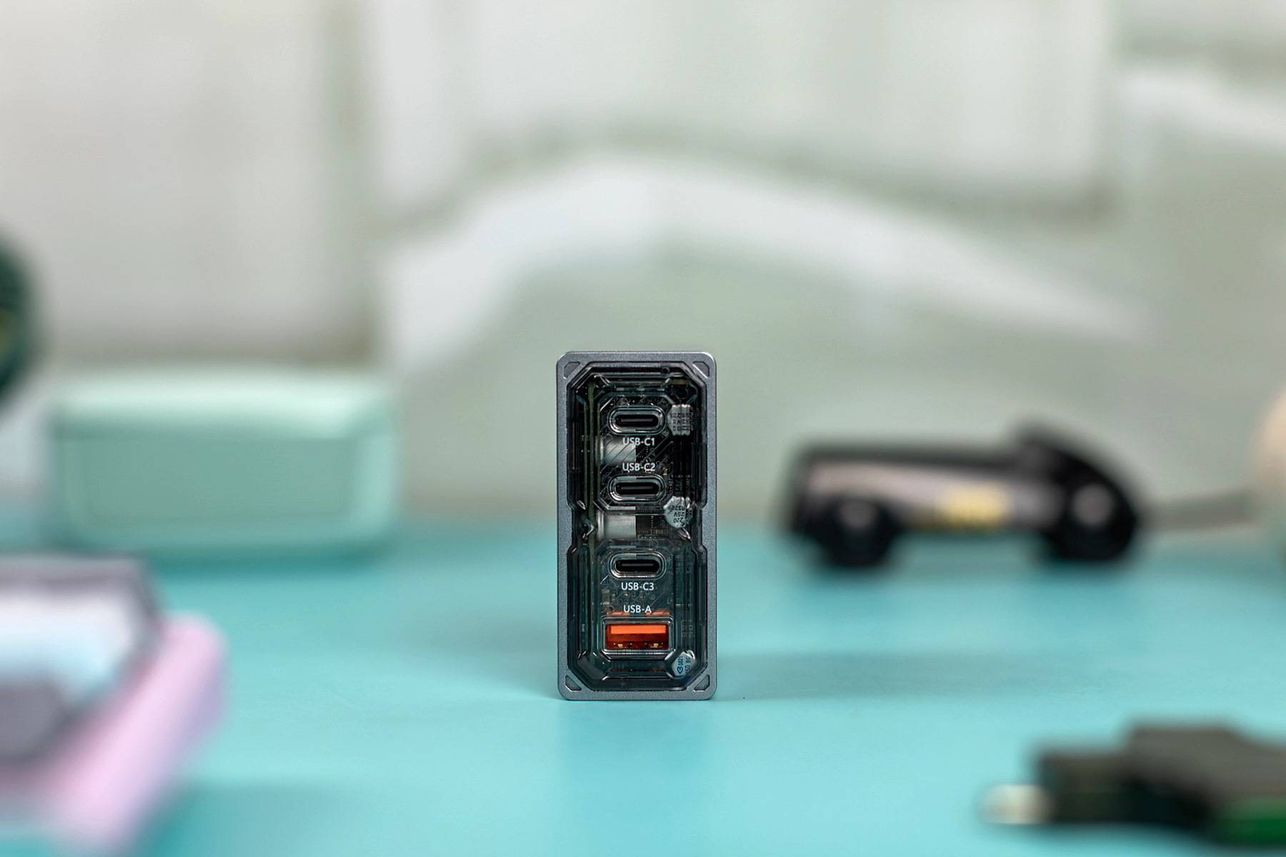 努比亚氘锋100W氮化镓充电器，体积小充电快，4口输出效率倍增