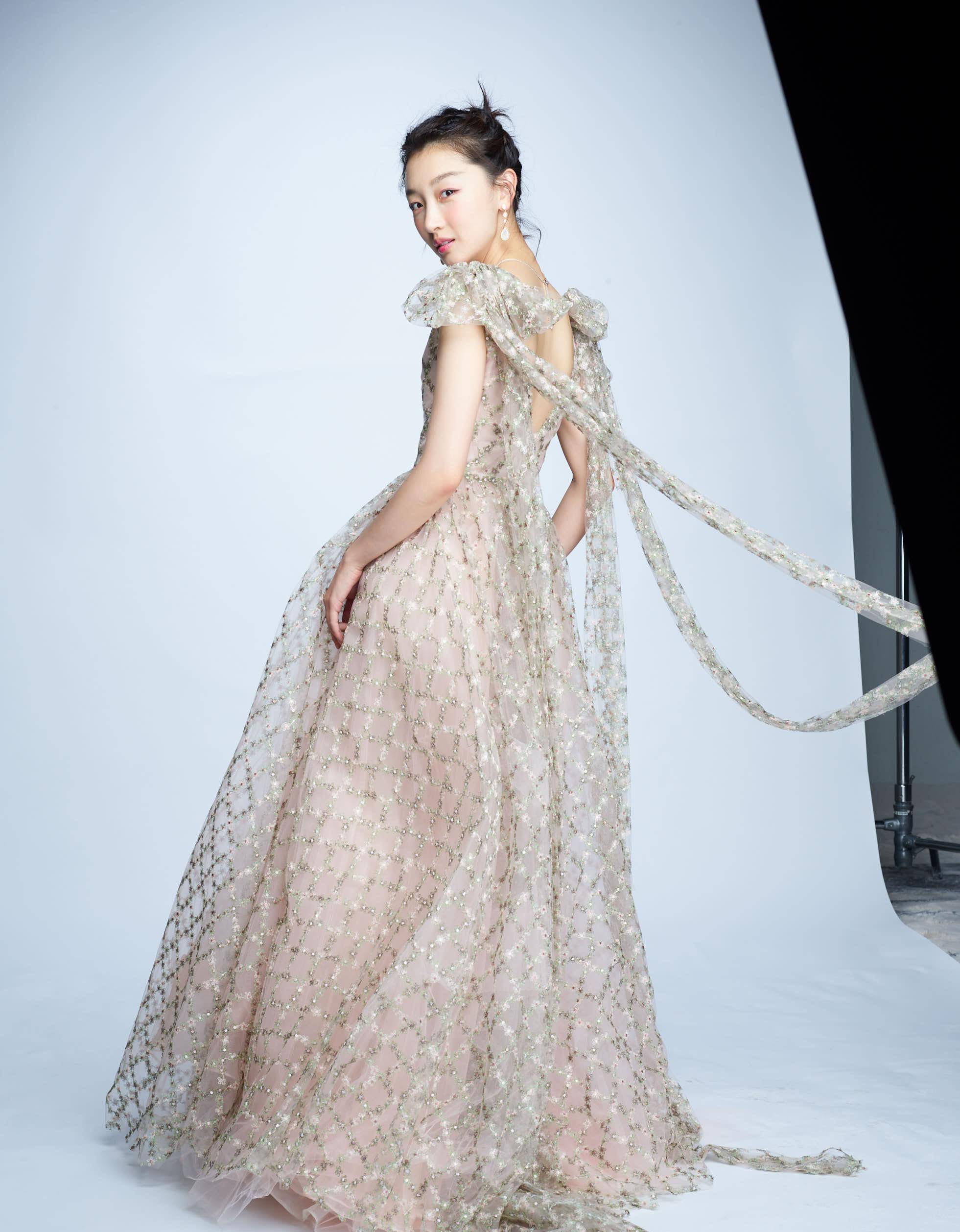 周冬雨的礼服也太有女人味了,粉色显美又显白,一袭礼服好温柔_效果