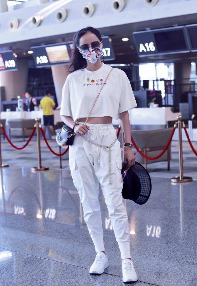 37岁韩雪真会打扮,罕见穿露脐装秀小蛮腰,把包链条当腰带好拉风_身材