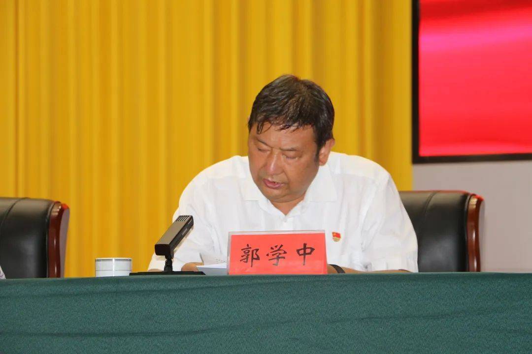 县委书记艾进德颁发捐资助学特别奖▲县委书记艾进德为教育世家和