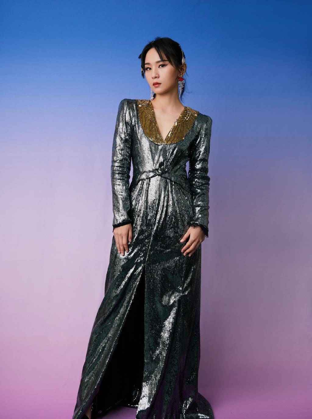 周笔畅的套路真猜不透,穿条纹西装干练冷酷,配小红花意外好时髦