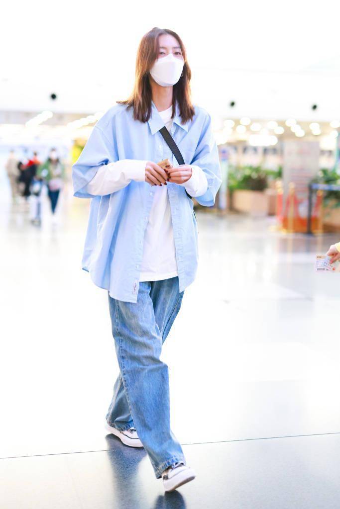 刘雯清新蓝衬衫叠穿长袖t恤 下搭宽松牛仔裤走休闲舒适风_白色_出发
