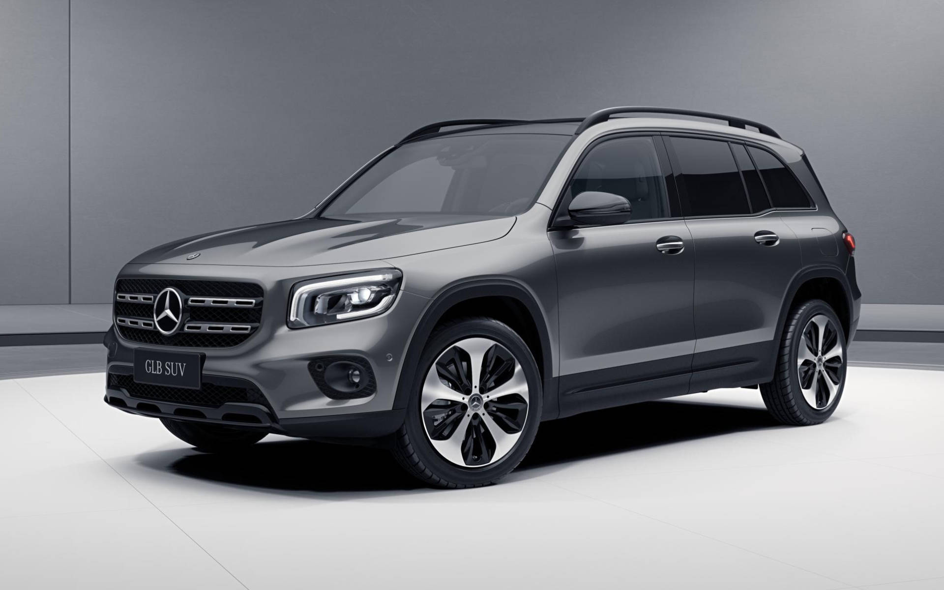 据了解,2023款奔驰glb的外观和内饰基本沿用了2022款车型的设计布局