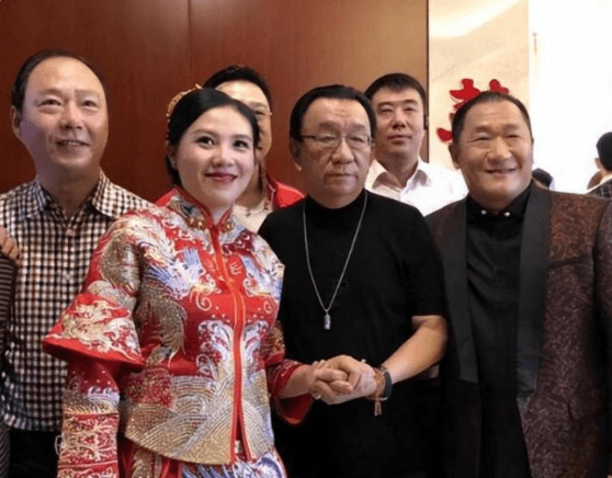 59岁谢东为4岁儿子庆生,小22岁娇妻一同亮相,幼子誓娶漂亮媳妇_网友