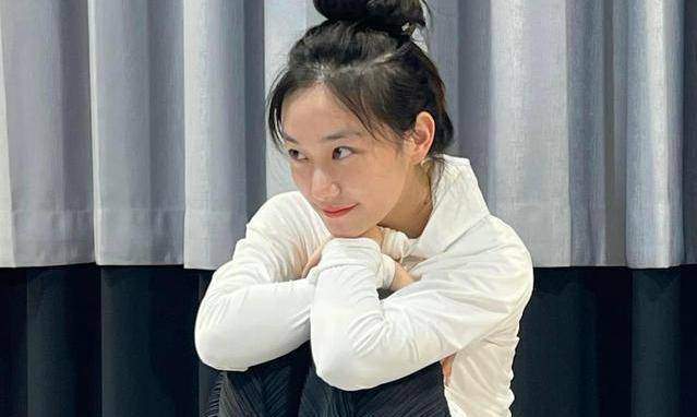 孙俪的妹妹孙燕素颜现身,戴着两万的项链,气质好,两姐妹关系亲密