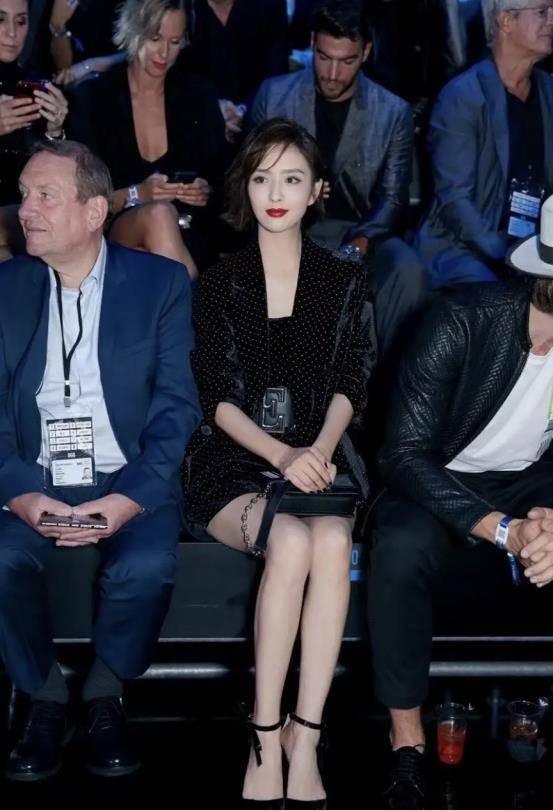 佟丽娅好有女人味,一袭黑色小短裙秀身材,"豆腐腿"好抢眼_服饰_颜色