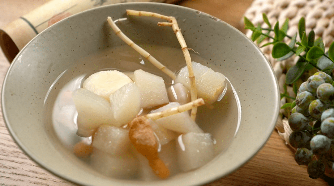 五味搭配,养阴清热,对于秋冬燥邪伤阴有润养之力,可以缓解咽喉干痒