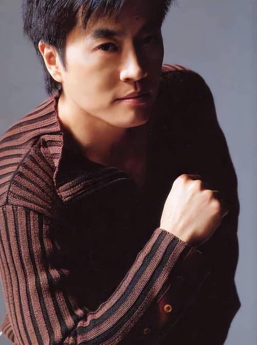 后来,当事业蒸蒸日上的陈庭伟认识了香港圈的"大姐"沉殿霞后,沉殿霞也