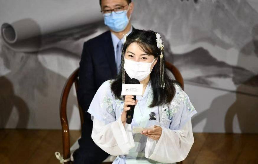 郭晶晶穿汉服出席活动,仙气飘飘让人眼前一亮,霍启刚低调陪伴_造型