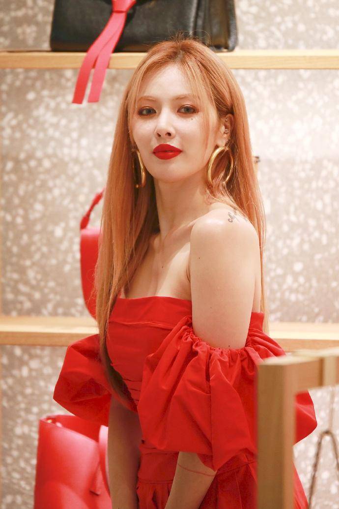 "南韩小野马"泫雅晒火辣美照,小背心炫出小蛮腰,身材管理顶级_时尚_小