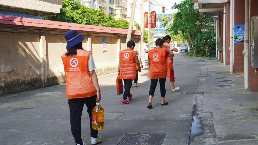 张槎大沙村妇联组织开展中秋节入户慰问活动,向村内特殊家庭送去温暖