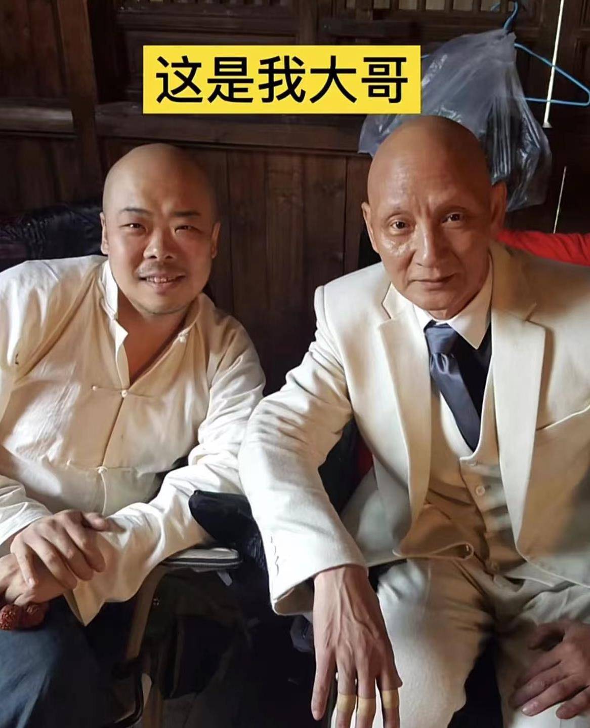 46岁抗日影帝落户江苏农村,500元租平房,在泥地上马