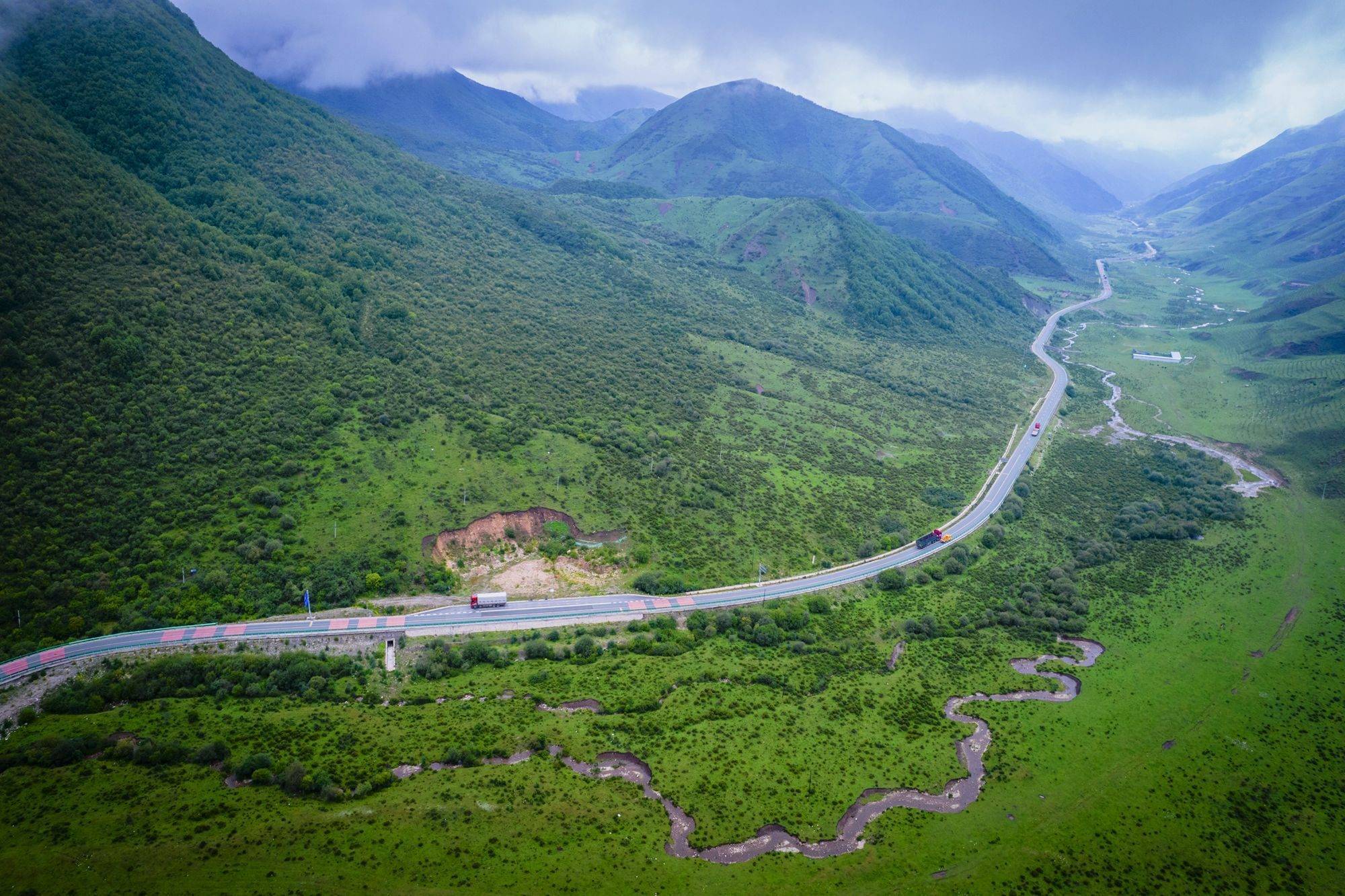 甘肃定西有条50多里的观光路，海拔高达2980米，沿途风景美如画