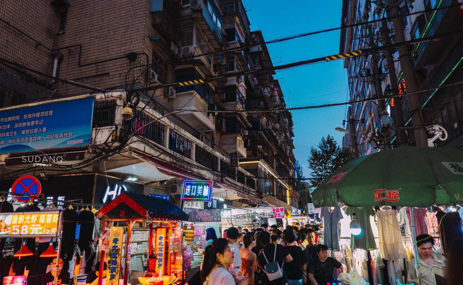 實拍武漢夜市:城市人文朝氣蓬勃,但這樣的夜市越來越少見_江漢路_漢口