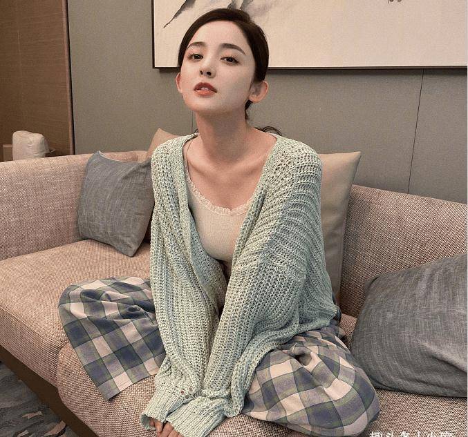 古力娜扎晒居家照片,简约清爽的纯色穿搭,清新的居家风格_网友_漂亮