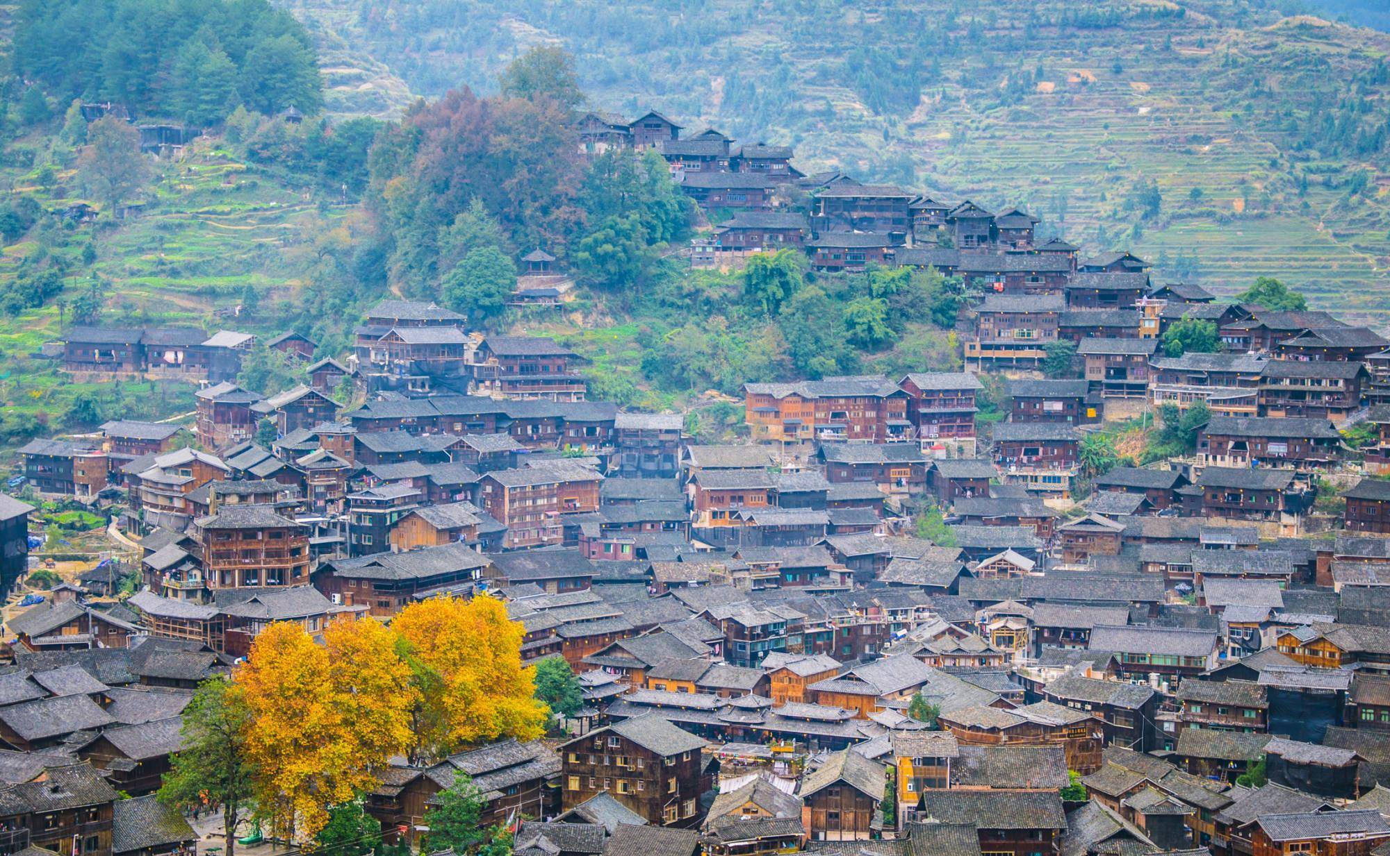 世界上最大的苗族聚居村寨:西江千户苗寨,被誉为"中国苗都"_吊脚楼