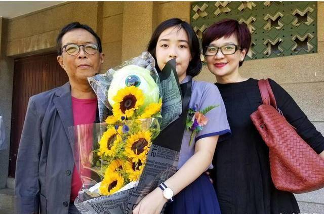 即使婆婆对她不冷不热,柯以敏为了女儿依旧坚守着母亲的责任,直到丈夫