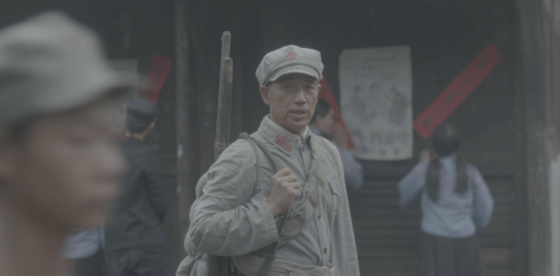 军区司令隐姓埋名去基层当兵，士兵们笑他太瘦，不如副参谋长官大