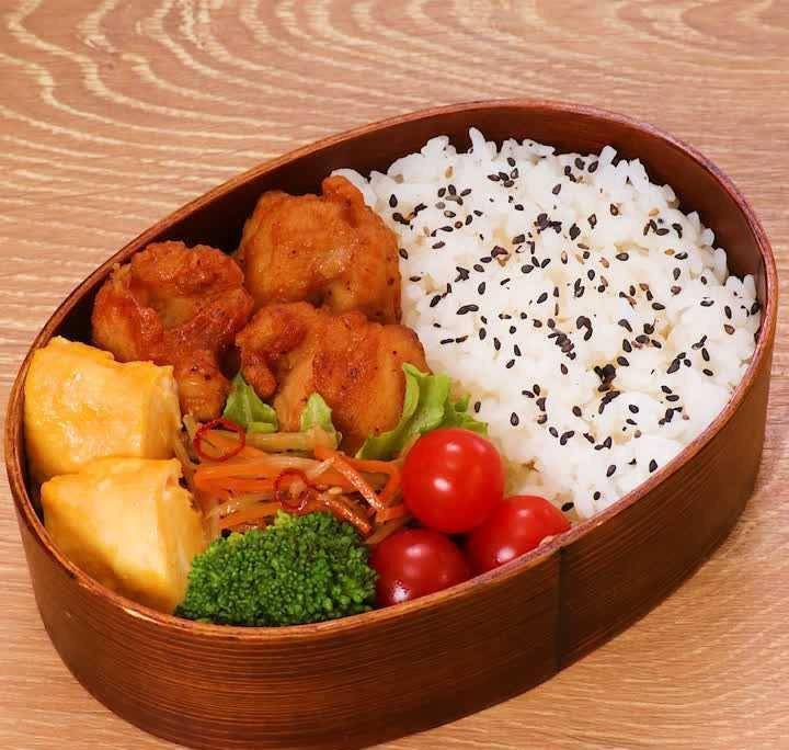 言归正传,日本人除了味增汤,烤鱼,面包和盒饭,最常见的有面类,咖喱饭