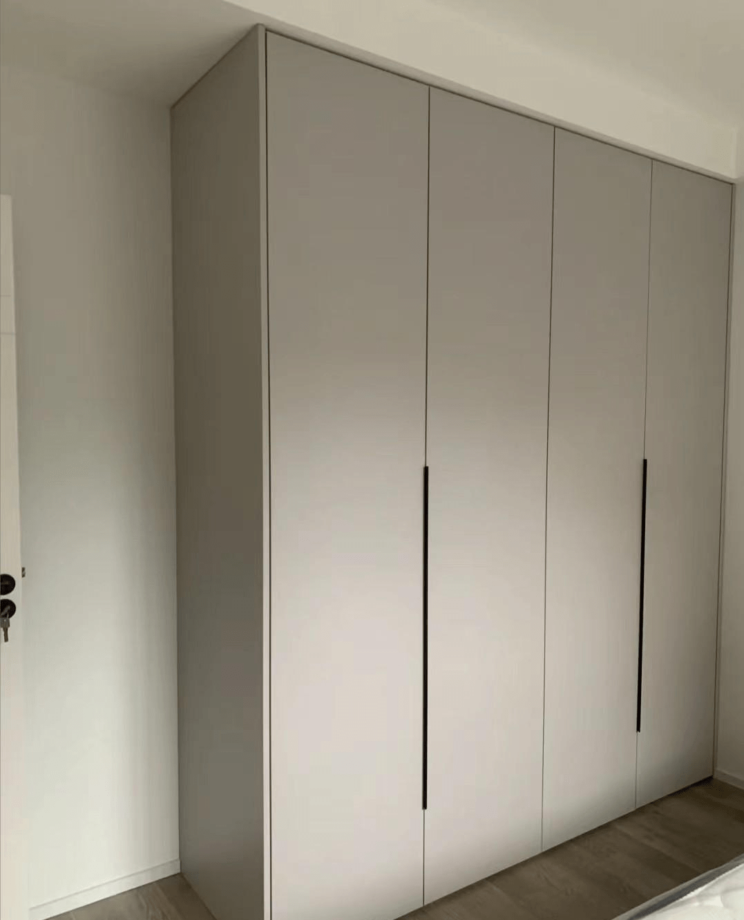 现在都2022年了,主流的做法是直接做成通体衣柜或者嵌入式假墙,这样