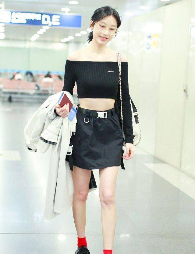 张俪穿大红袜出行,露肩上衣尽显好身材,白外套太吸睛生图照样美_张莉