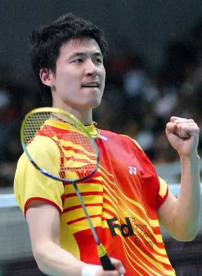 蔡斌被体育老师介绍去了苏州儿童业余体校联系羽毛球,而因为蔡赟的