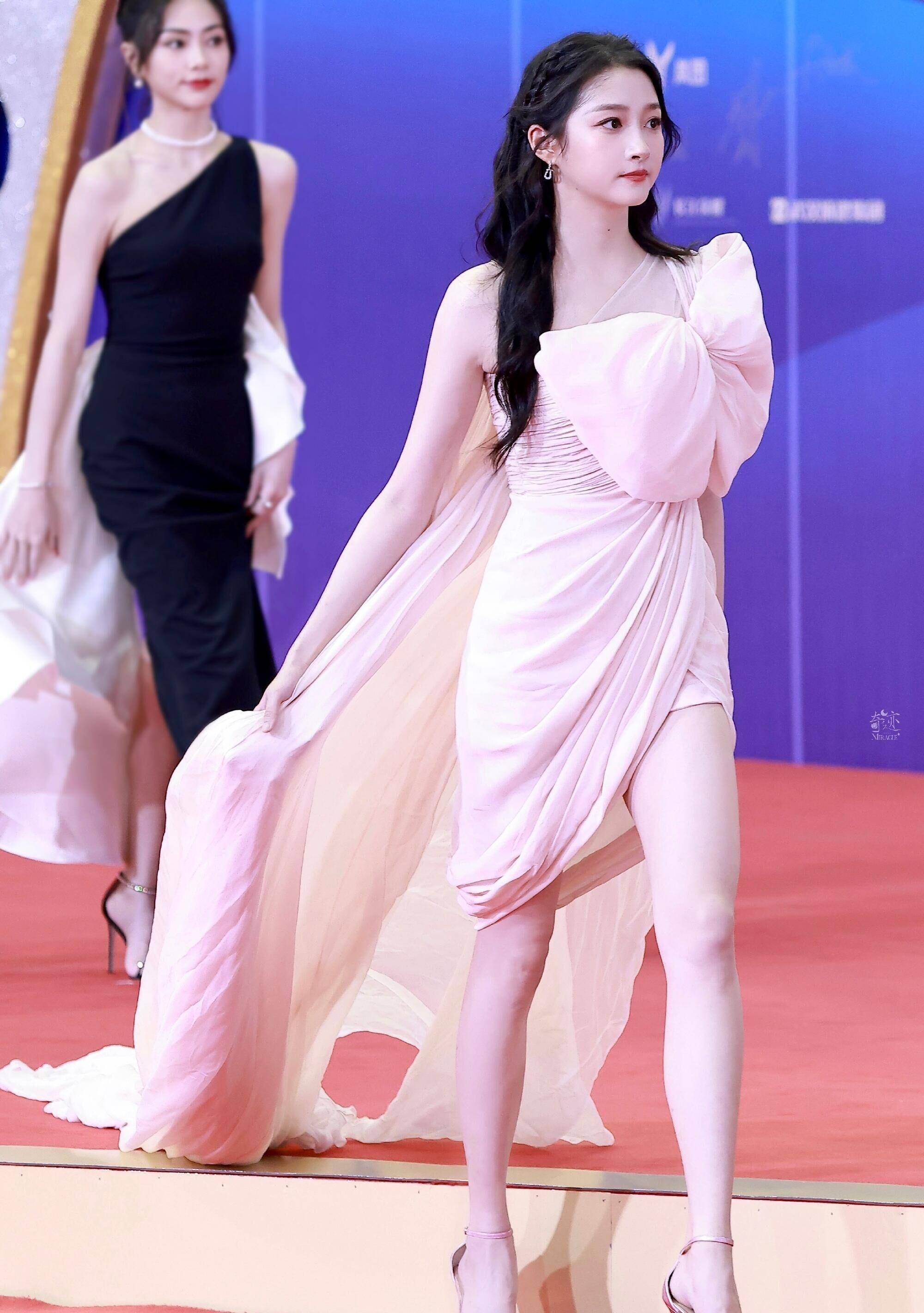 关晓彤太自信了吧?不p图立马发,这"腿型"太真实了_长裙_风格_气质