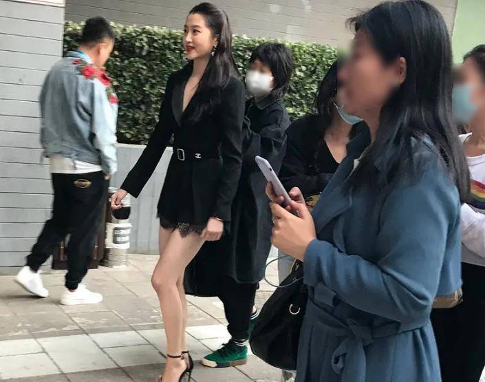 关晓彤参加北电校庆,生图颜值能打,这腿我真的没看错吧?