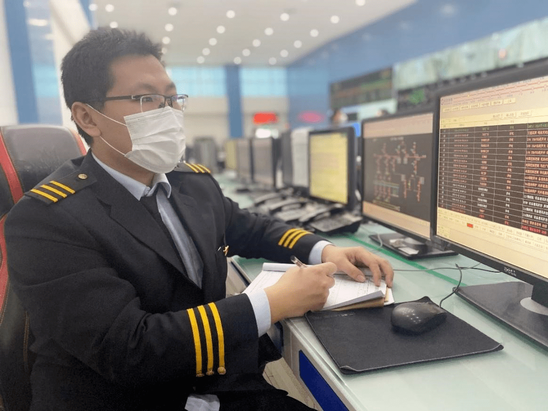 王声,中共党员,桧柏路调度中心电力调度员,负责整个班组的调度工作.