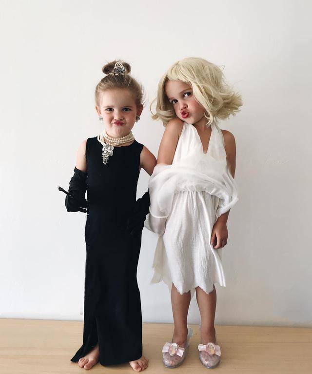 戏精双胞胎emma和mila教你穿衣服了,又萌又抢镜穿搭值得学习!