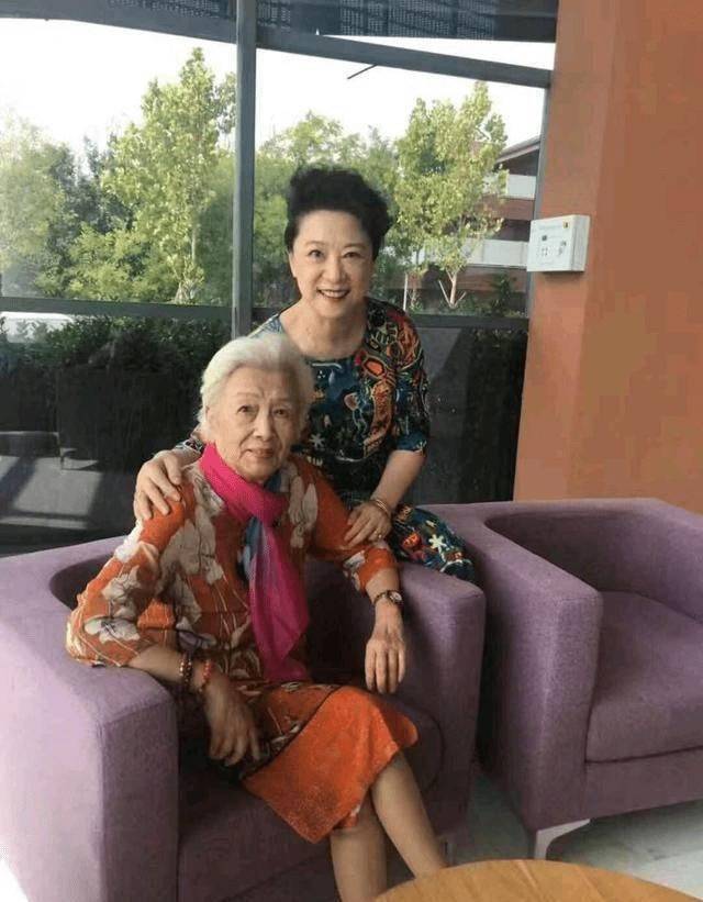 王馥荔穿白裤小皮鞋，是个优雅漂亮的老奶奶，原生态就是有气质！