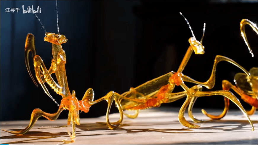 螳螂糖画江寻千曾在采访中说起自己制作糖画的初衷:小时候随处可见