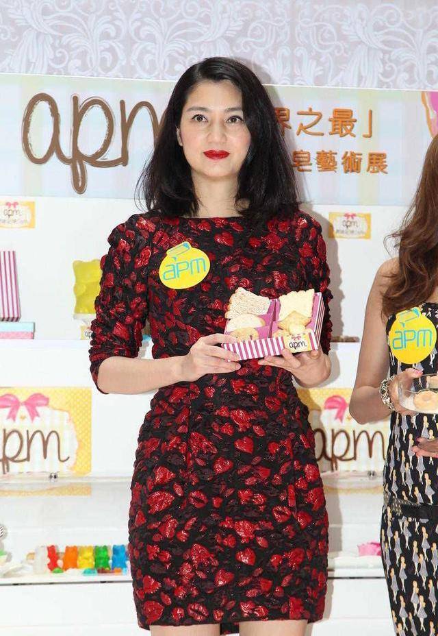 年近50的"洪欣"太惊艳了,穿西装配高马尾好年轻,越老越美_黑色_效果