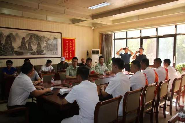 雄县雄州镇退役军人服务站举办退役士兵金秋光荣返乡欢迎仪式_闫会来