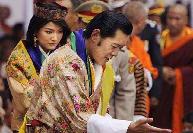 不丹王后生二胎后排场大：戴2顶皇冠背名牌包包，店员趴地跪拜她