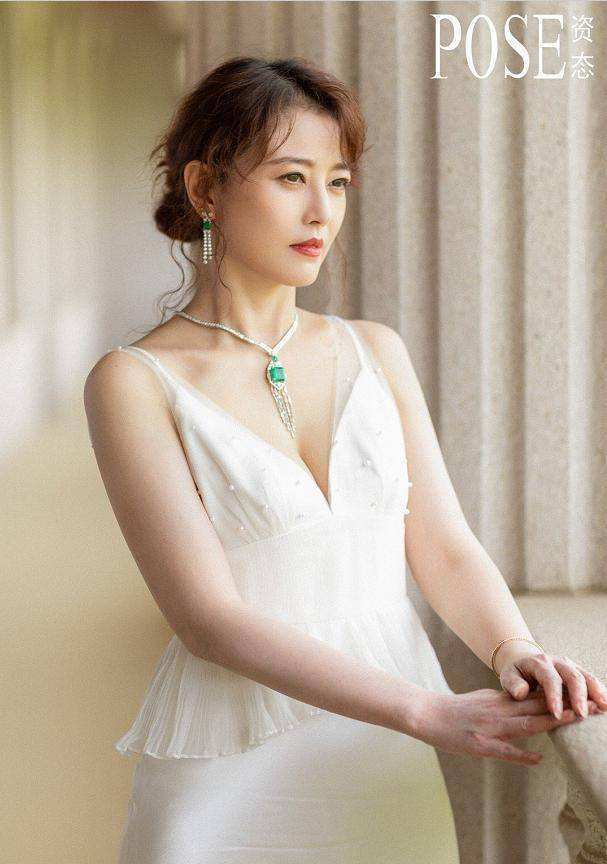 53岁周海媚近照曝光,颜值气质犹存却至今单身未育,视爱犬如儿女_狗狗