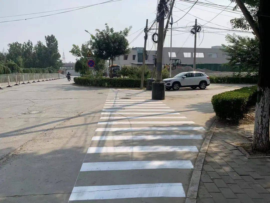 在丁字路口和学校门口等人行道路口增设人行横道,方便学生通行;设置