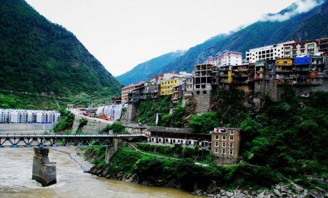 四川唯一建在悬崖上的城市，平均海拔3千米，誉为“悬崖江城”