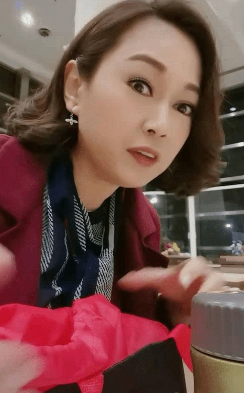 看起来姚莹莹为了拍戏也经常很晚收工,还常常睡在车里,可见作为单亲