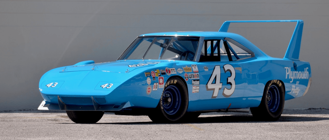 将43号名声打响的车手就是大家熟知的赛车总动员当中"国王"的原型