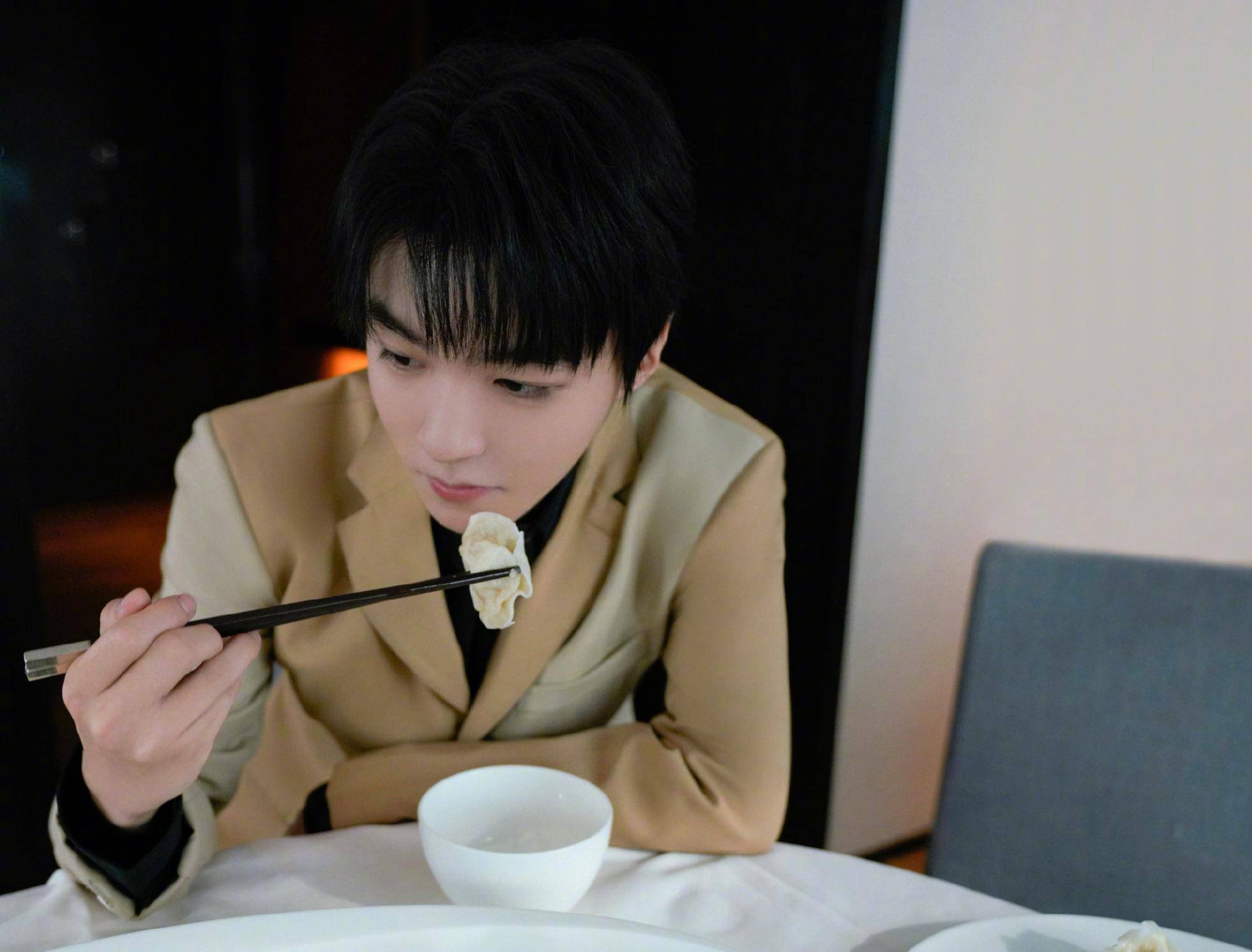 明明可以靠脸吃饭,却用实力征服观众,王俊凯把汽修工演活了_男生_西装