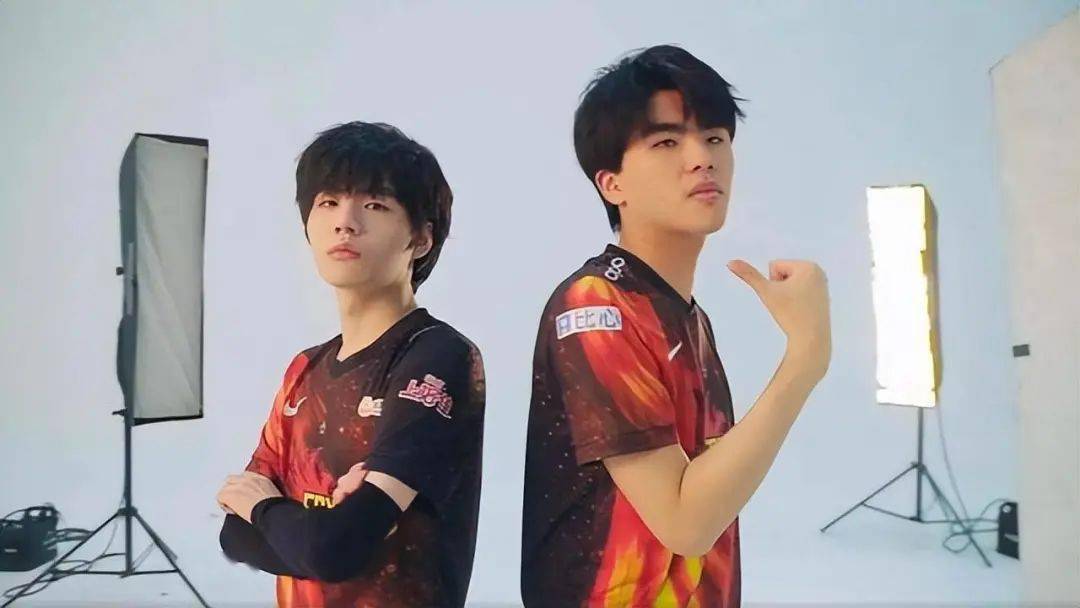 doinb官宣当爸爸,老fpx仅下路两人道贺,中野决裂实锤了?