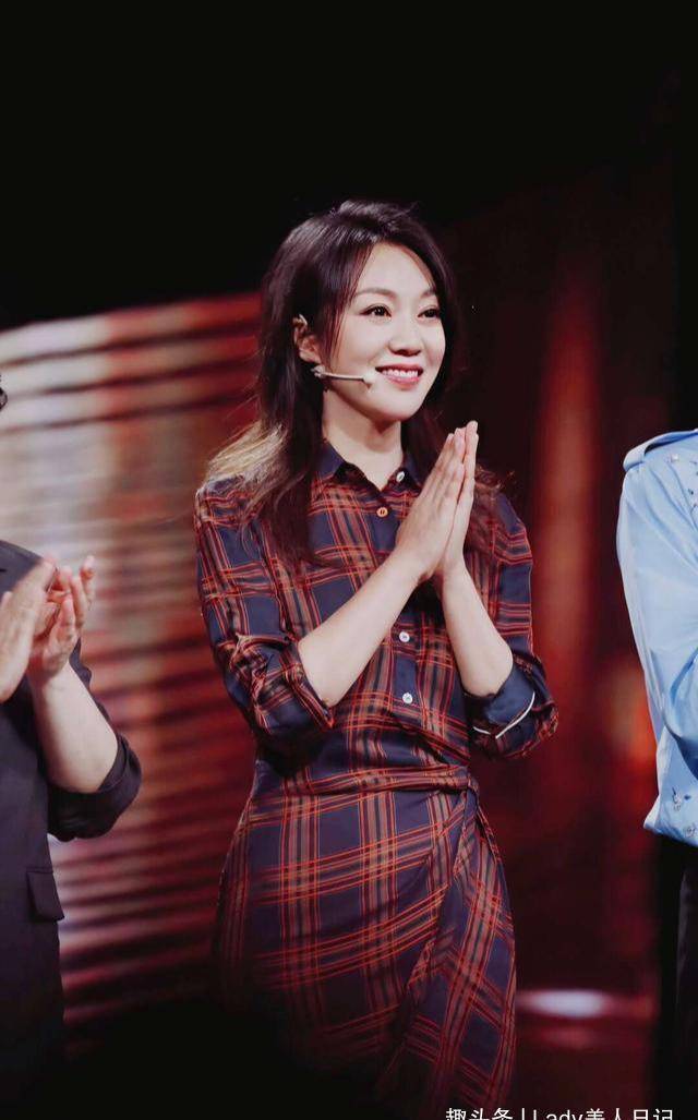 49岁闫妮越活越美,"时尚运动风 马尾辫",休闲穿搭果然显年轻_洛薇_带