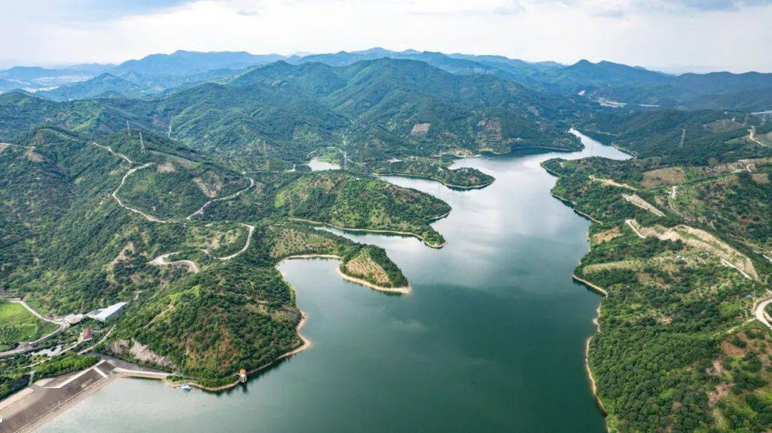 梅湖水库位于慈溪市横河镇南部山区,梅湖江源头,距市区9公里,始建于