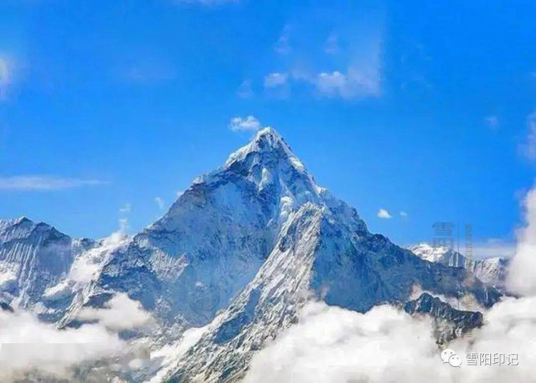 峰顶的最低气温常年在零下三四十摄氏度,且空气稀薄,空气的含氧量只有