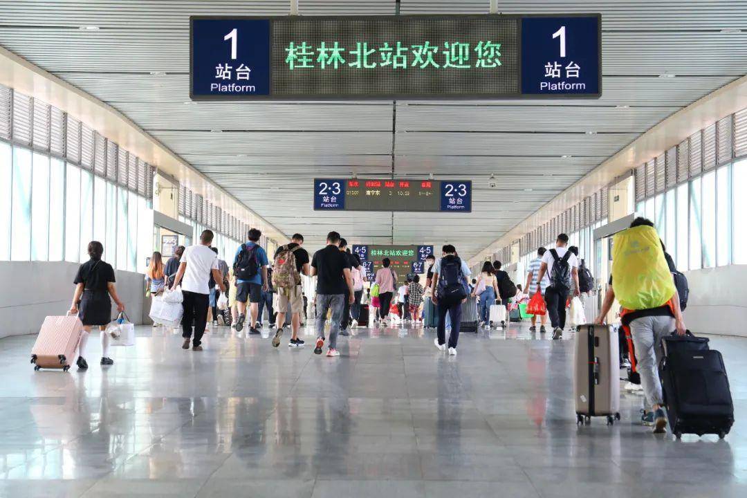 桂林火车站开行207趟动车方便旅客入桂赏月游玩